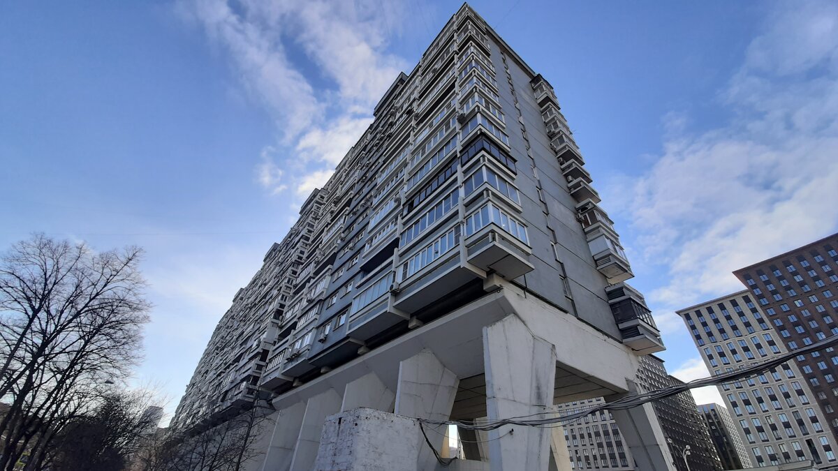 Дом-сороконожка на Беговой улице.