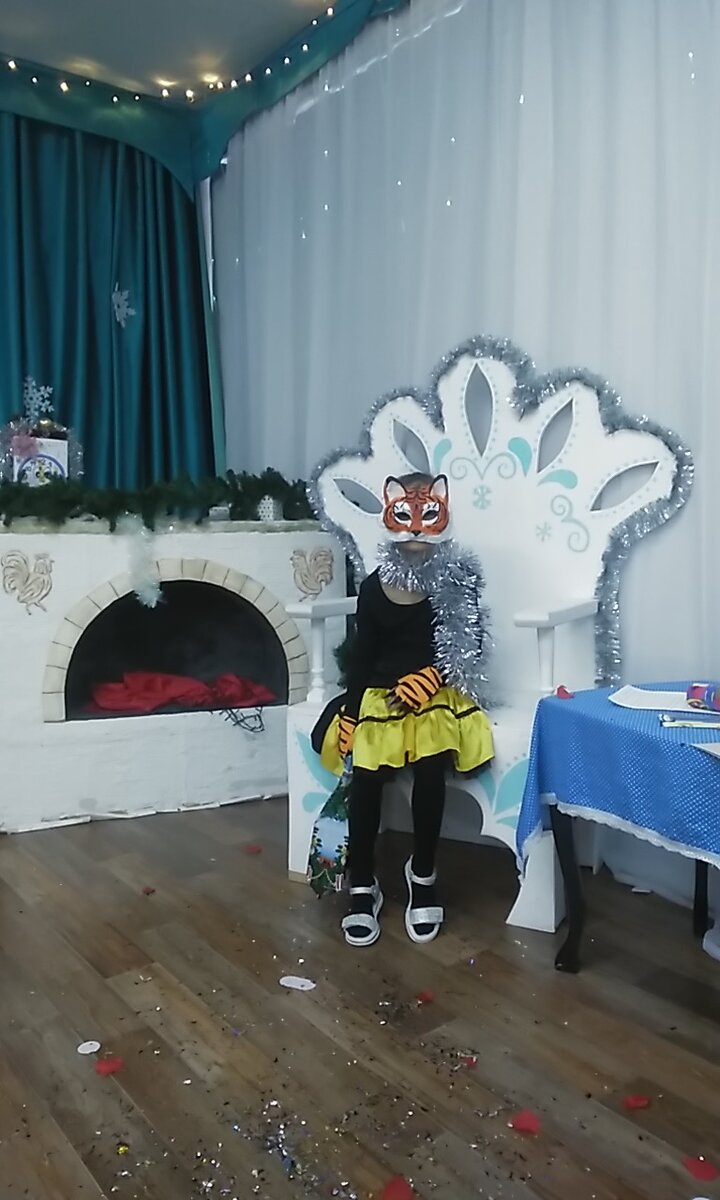 Катя на утреннике