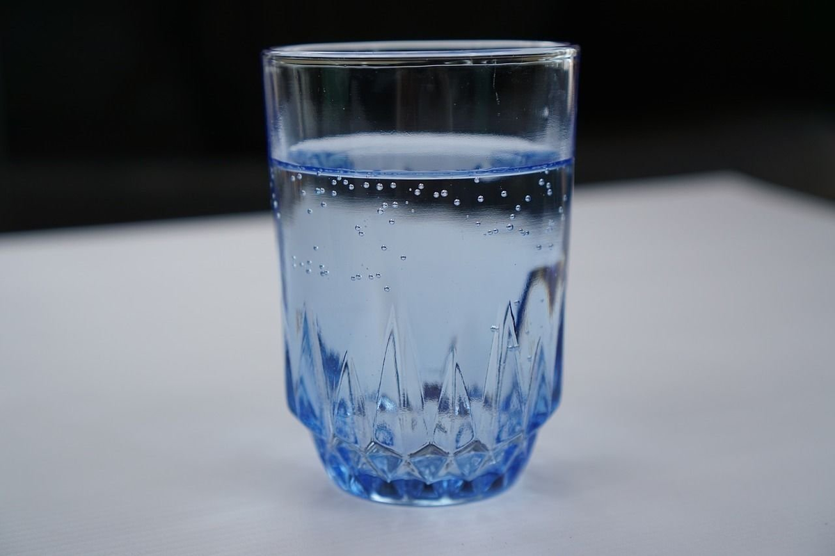 Выпитый раствор. Стакан воды. Бокалы для воды. Стаканчик с водой. Стакан с водой картинки
