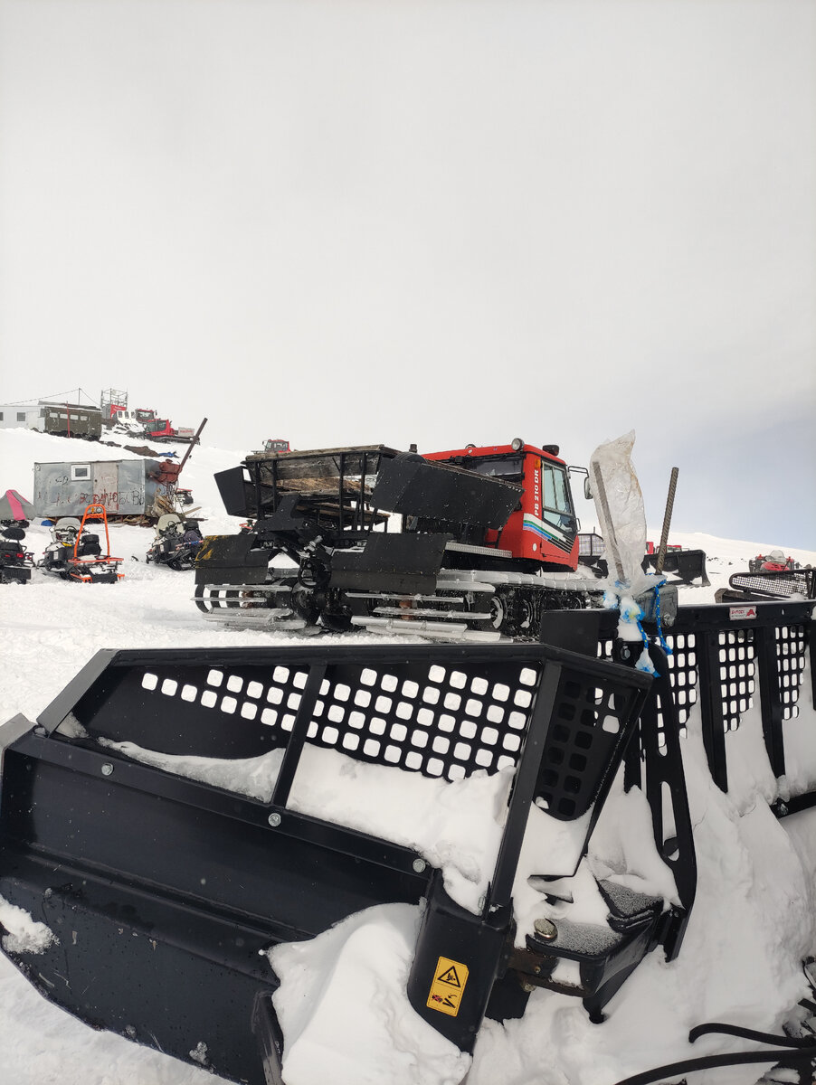 Техника, готовая отвезти вас наверх Эльбруса.