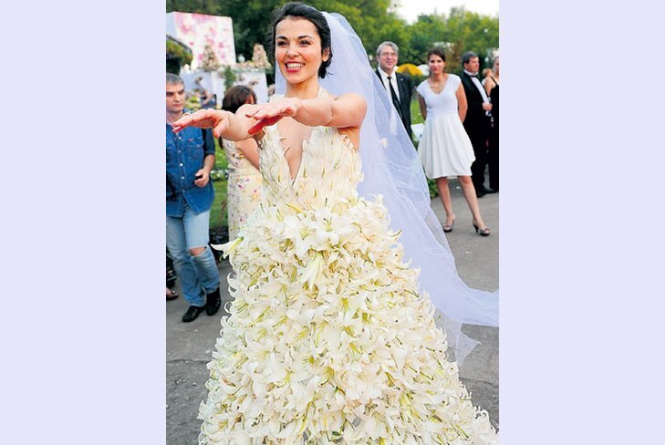 Сати Казанова в свадебном платье. Фото Яндекс.Картинки.