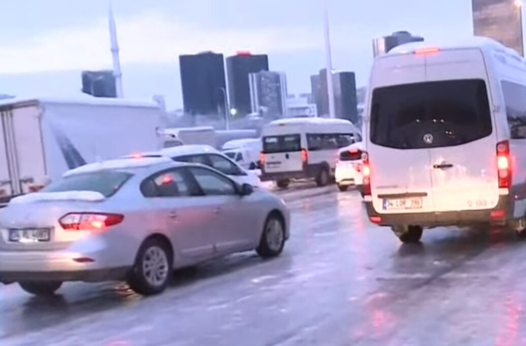 На дороге настоящий каток