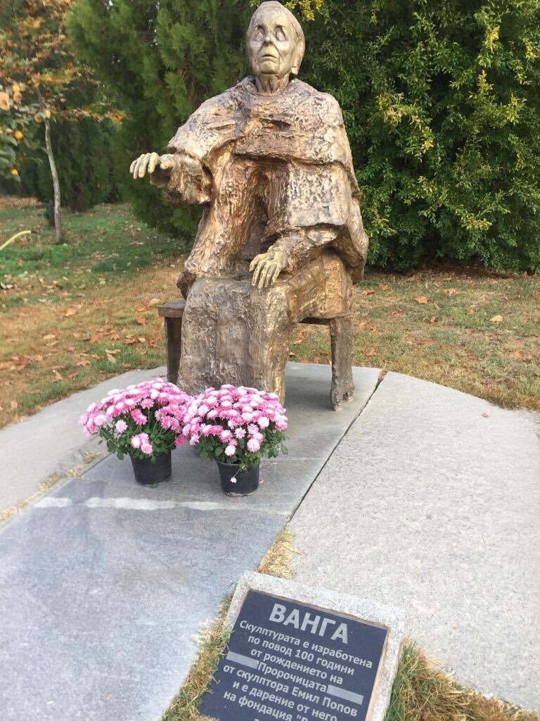 Могила ванги. Памятник Ванге Болгария. Памятник Ванги в Рупите. Вангелия могила. Ванга могила.