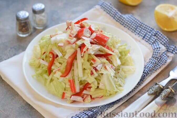 капуста пекинская, крабовые палочки, перец болгарский красный, яблоко, сок лимона, масло растительное, соль, перец чёрный молотый