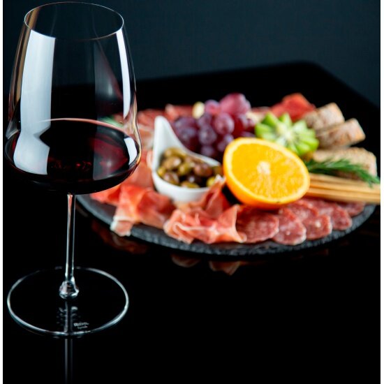 Гармоничная сервировка стола и правильная подача вин - залог приятного вечера