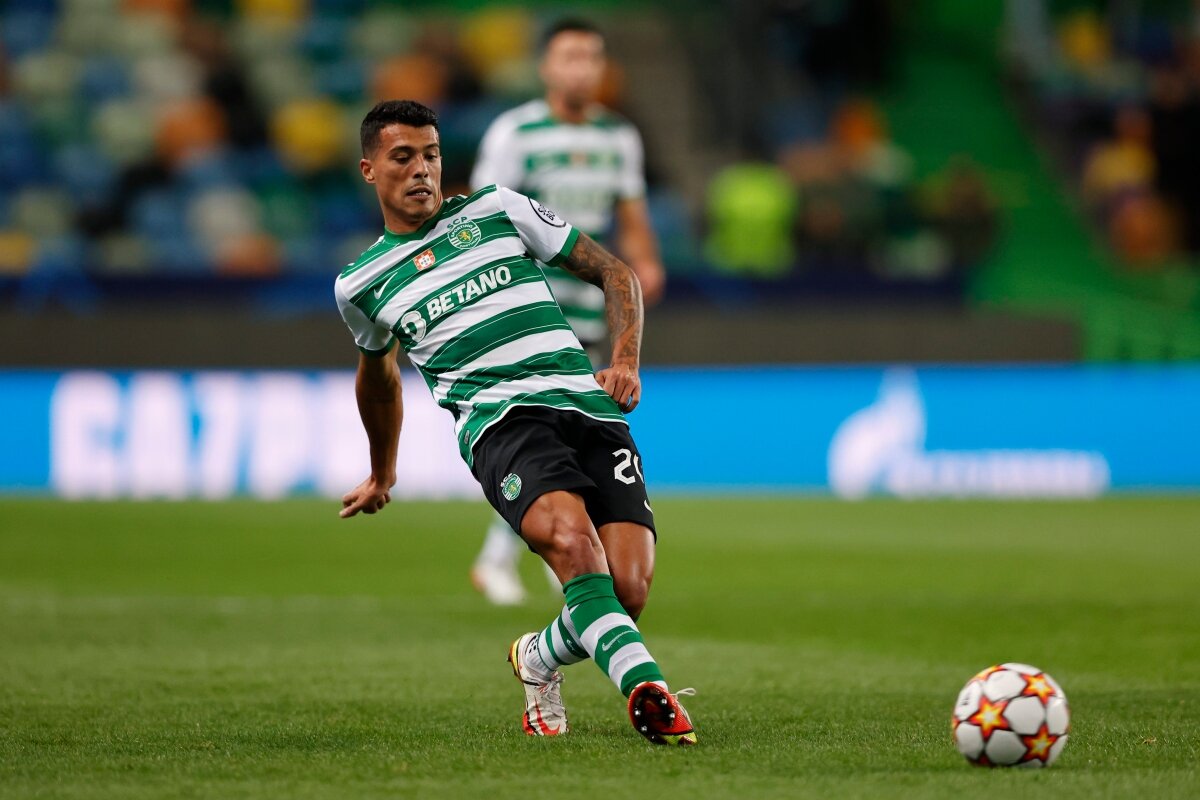 Педро Порро дает пас сокоманднику