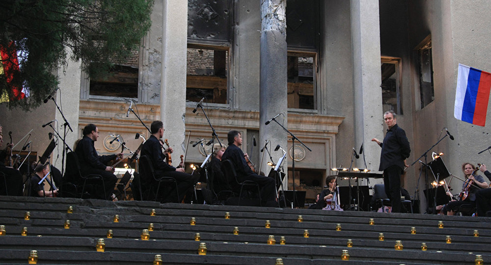 Валерий Гергиев дирижирует оркестром в разрушенном грузинами Цхинвале