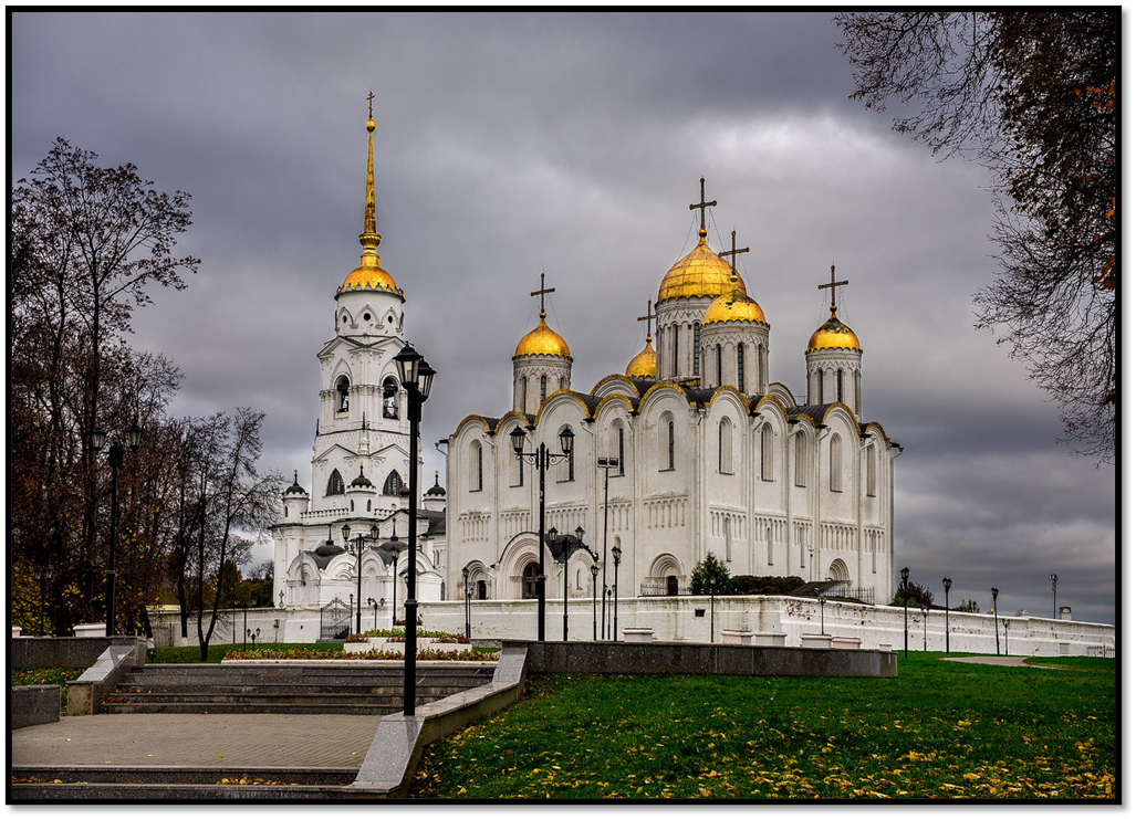 Успенский собор во Владимире со шлемообразными куполами