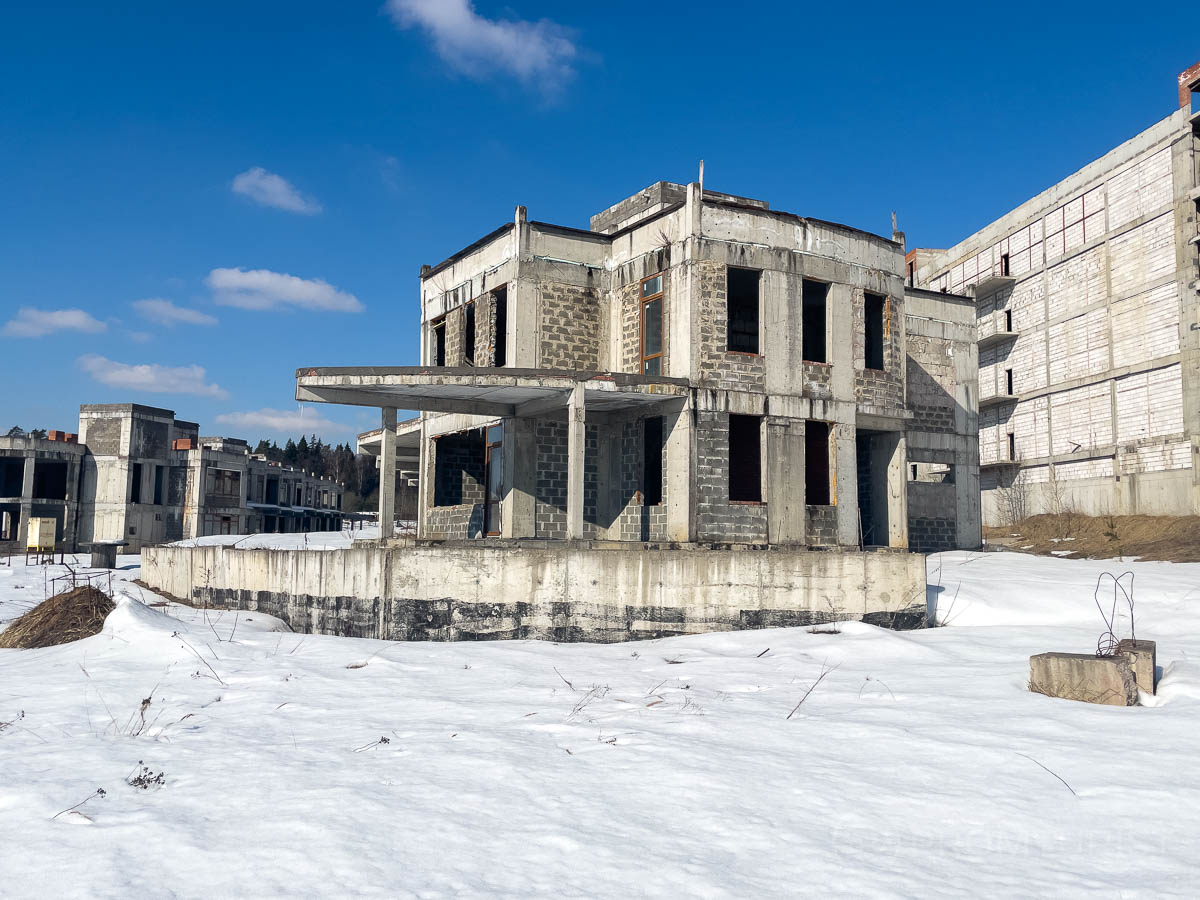 Памятник «сытым» нулевым. Грандиозный заброшенный посёлок 140 шикарных домов всего в 8 км от Москвы ??? ???14