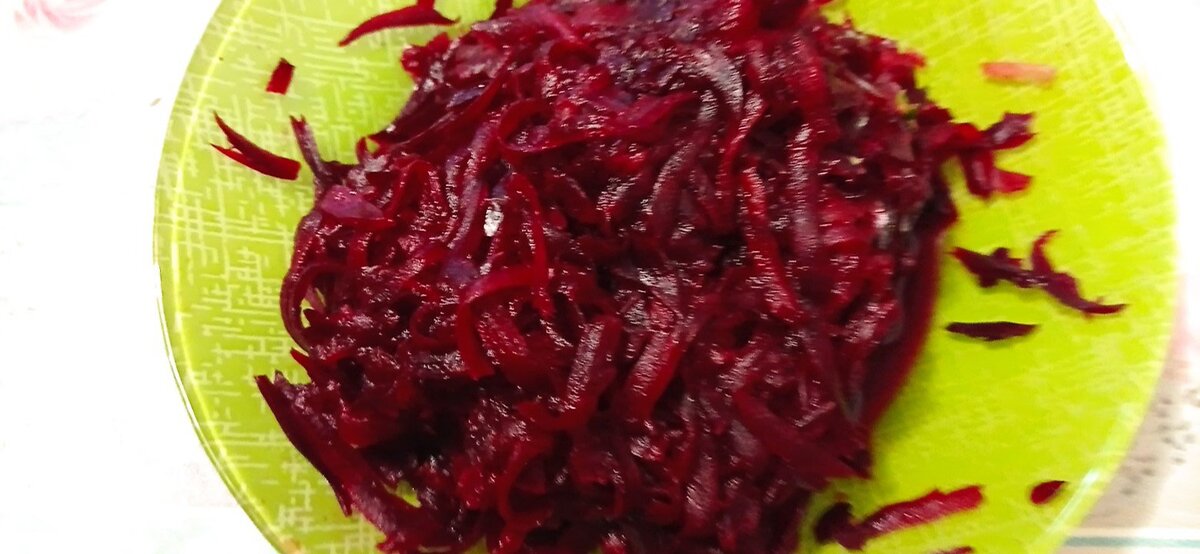 Свеклу отварить или запечь в духовке. Натереть на крупной терке или порезать на небольшие кусочки.