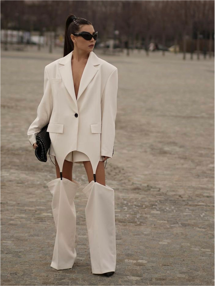 Классический костюм с вырезами