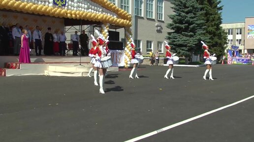 Барабанщицы на дне города Луги.