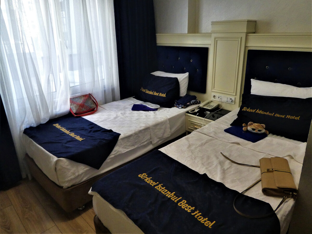 В ту поездку в Стамбул я в итоге забронировала гостиницу за совсем скромные деньги: порядка 20 долларов в сутки. И она была неплоха! 