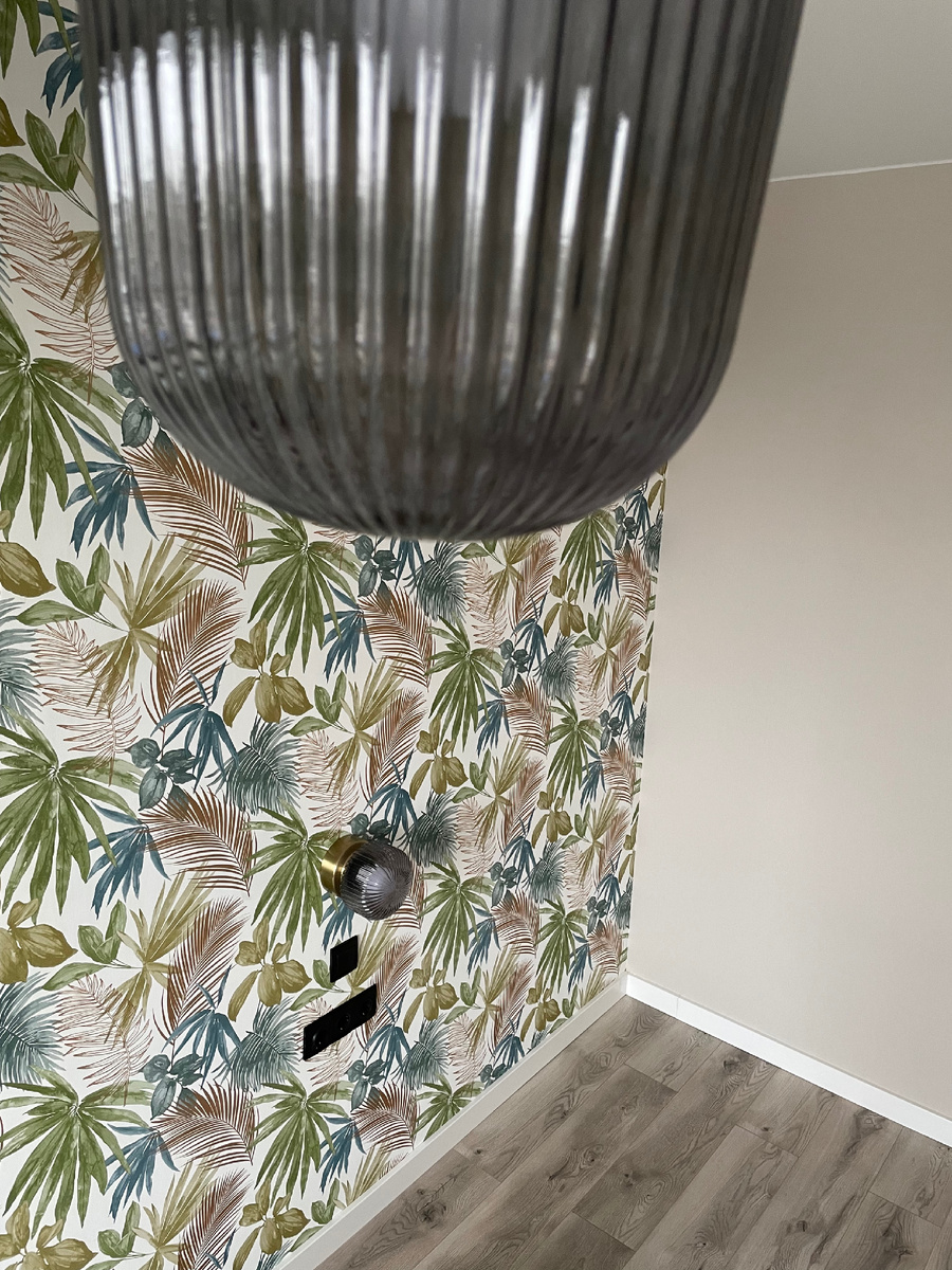 Это прикроватный светильник с отдельным выключателем и тремя розетками, одна из которых USB  для зарядки телефона.