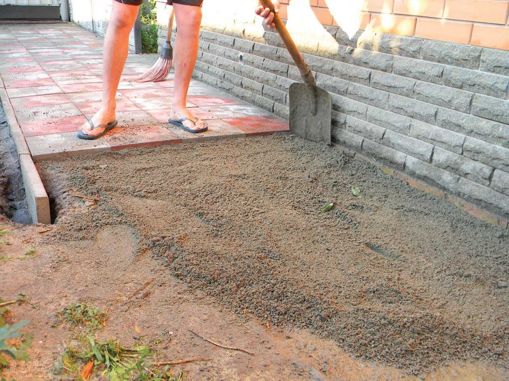 Укладка тротуарной плитки во дворе частного дома