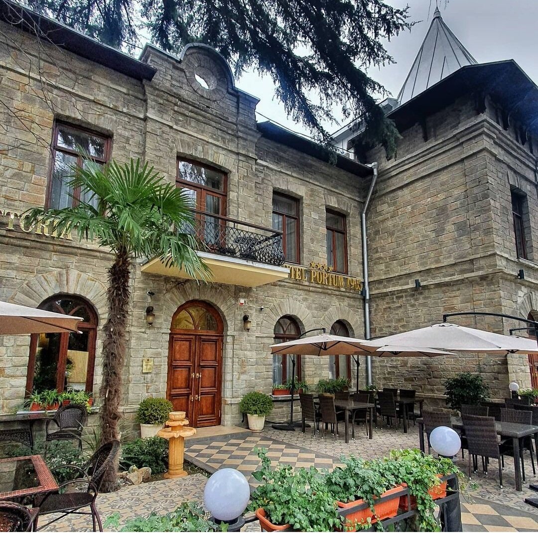 Здание первого, дореволюционного, морского вокзала Сочи 1905 года постройки