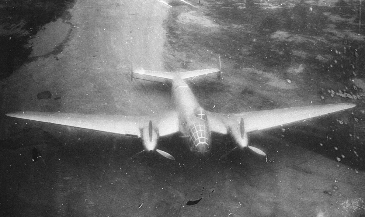 Первый опытный самолет ДБ-240 2М-105 – на снимке хорошо видны чистые аэродинамические формы и характерная форма крыла «обратная чайка» с переменным углом поперечного V – отрицательным в корневой части и положительным на консолях