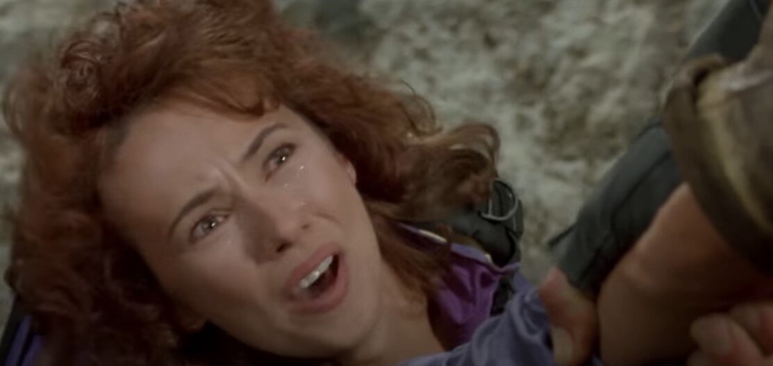 Кадр из фильма Скалолаз (1993 г.). Жить девушке остается не больше минуты - рука выскользнет из скалолазной перчатки и она сорвется в пропасть. Жуткий момент.