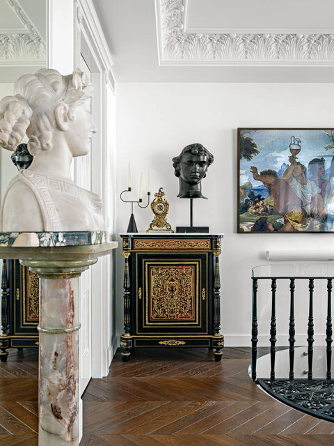 Гостиная на втором этаже. ТВ в виде картины, Samsung The Frame. Тумба в стиле «Буль» и постамент из оникса — антиквариат (Франция). Бюст девушки, мрамор, XIX век (Бельгия).Гостиная на втором этаже. ТВ в виде картины, Samsung The Frame. Тумба в стиле «Буль» и постамент из оникса — антиквариат (Франция). Бюст девушки, мрамор, XIX век (Бельгия).