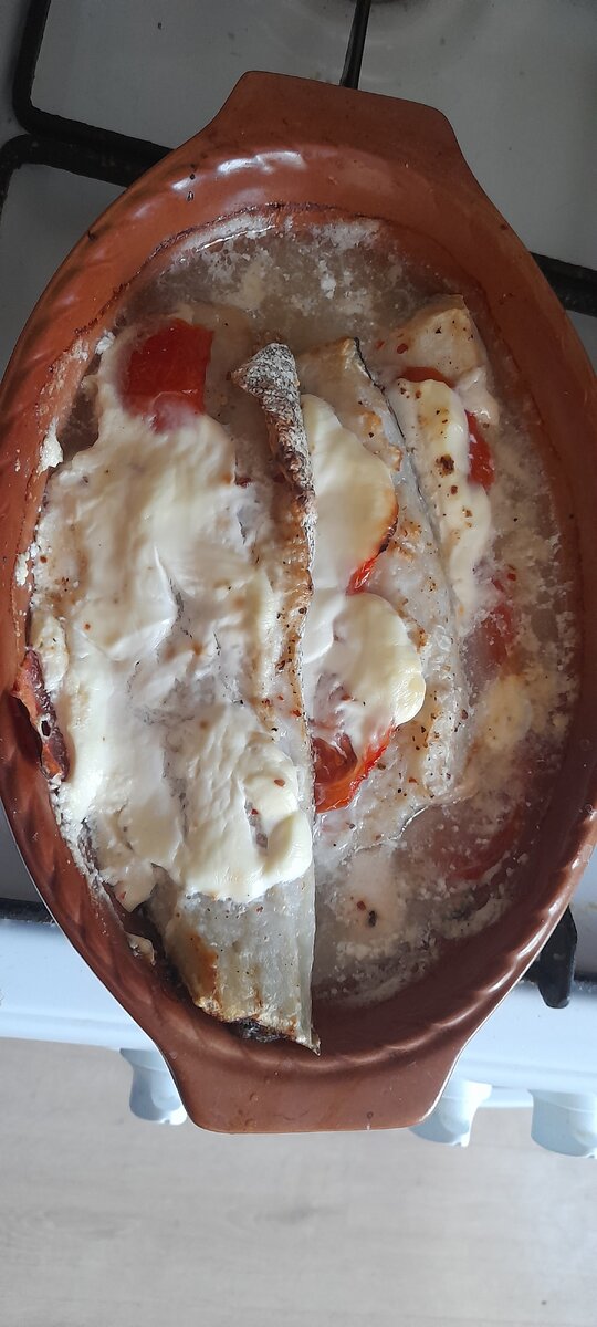 В готовом виде. Рыба была заморожена, поэтому много жидкости. 