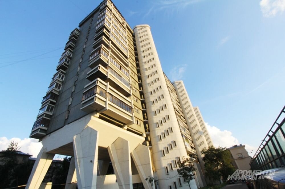 Высота опор(ног)составляет по уровню 4-х этажей