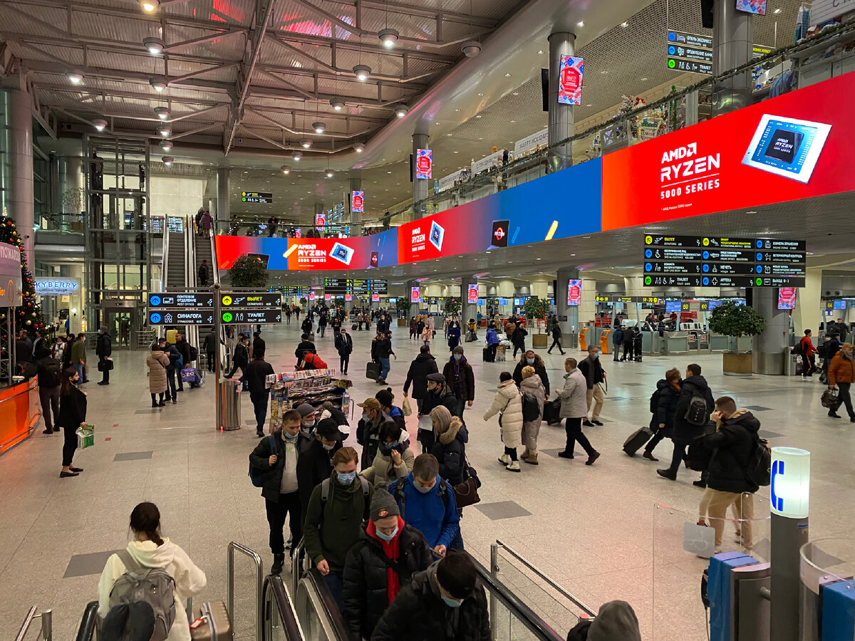 Людей в аэропорту было много не смотря на пандемию и различные ограничения. Домодедово, 16 декабря 2021 года. 