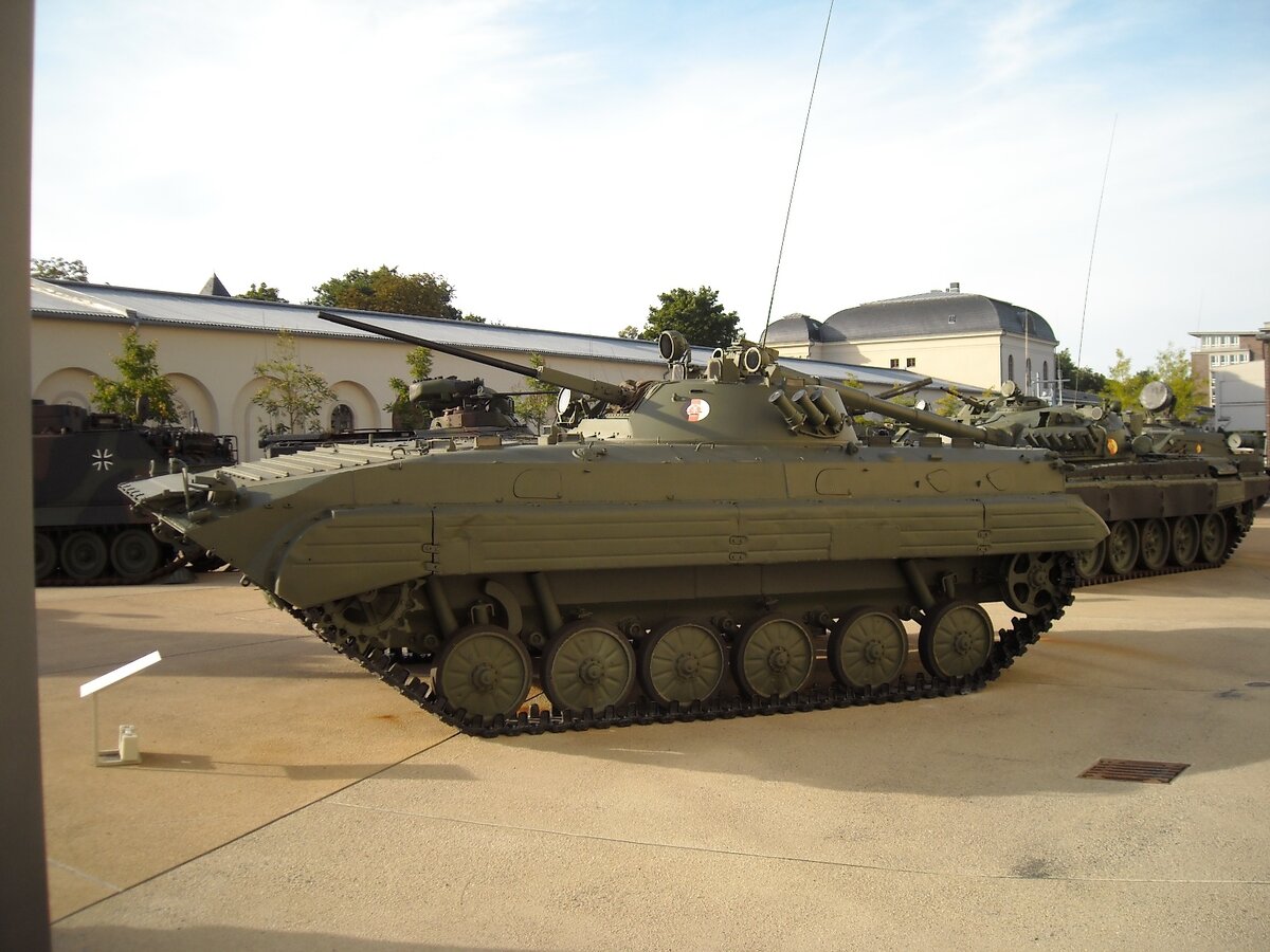 БМП-2 и Т72 М армии ГДР в музее Дрездена. Технику для Украины, кажется, готовы отправлять даже из музеев