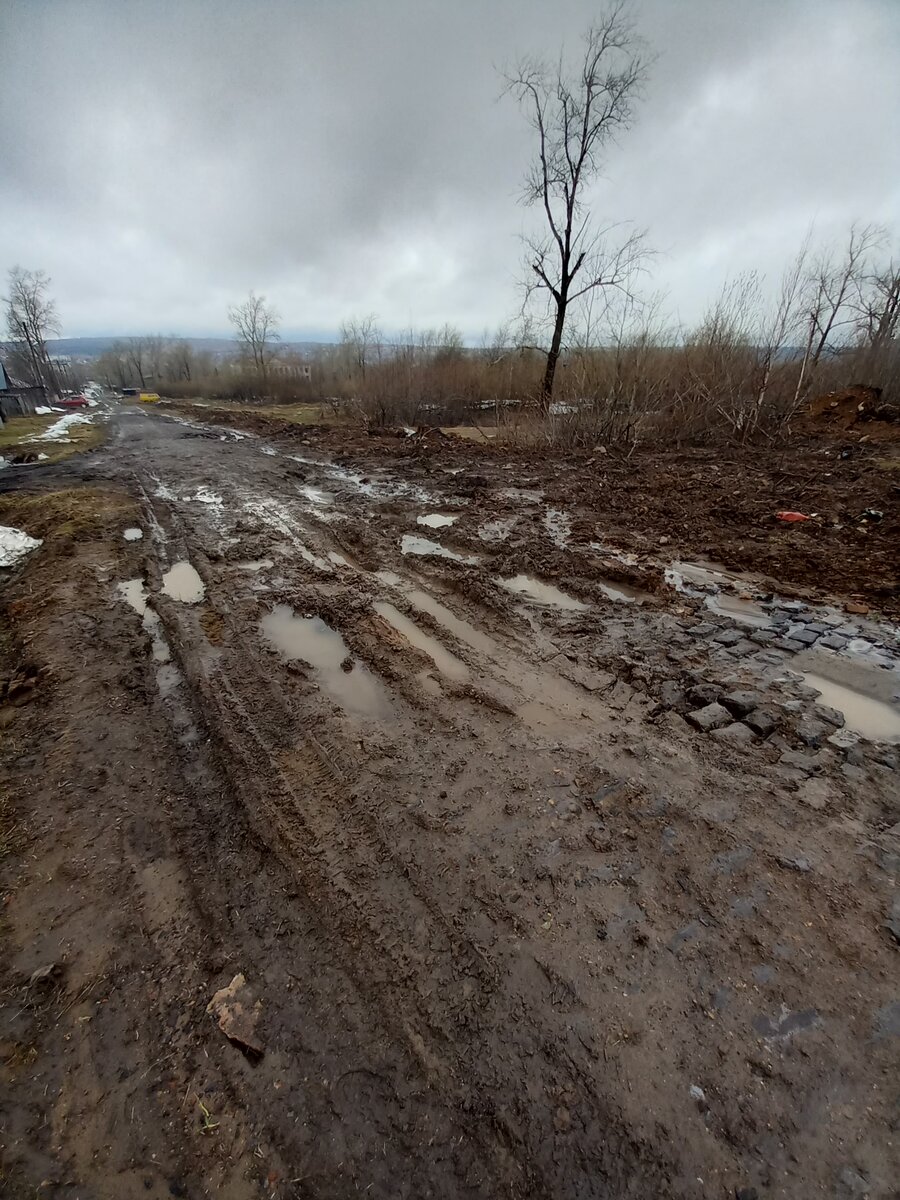Вот так МУП "Ключи 2015" "спланировали" поверхность пороезжей части улицы после раскопок.