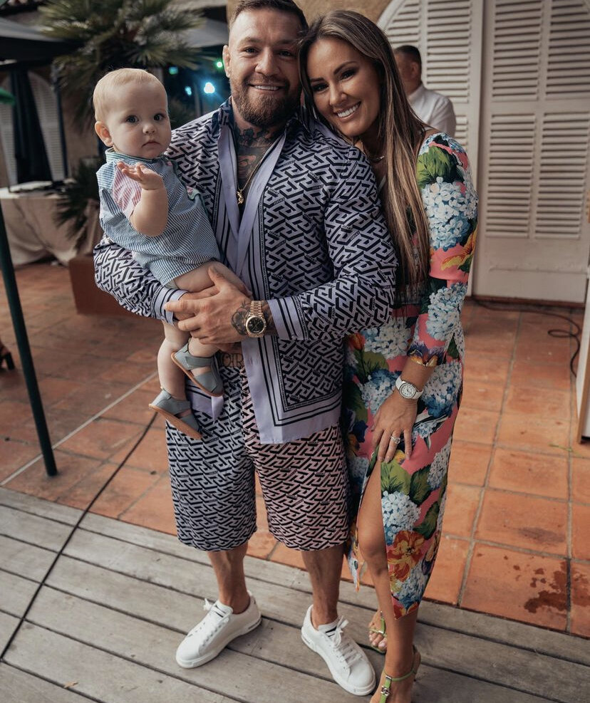 Конор Макгрегор показал фото с женой и тремя детьми