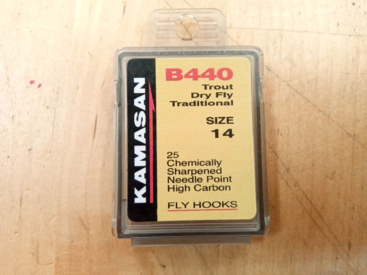 Так выглядят упаковки крючков фирм Kamasan (Япония), на которой указан номер крючка (размер), количество крючков, и описание формы, тип заточки, материал рекомендуемый тип мушек.