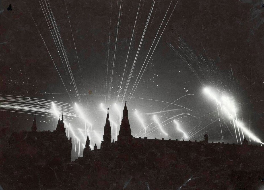 Прожекторы освещают небо над Кремлём, 22 июля 1941 года