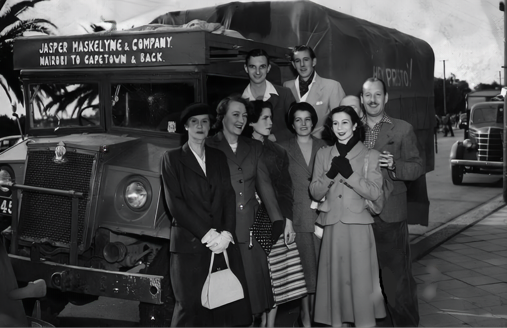 Д. Маскелин (крайний справа) и его труппа в Найроби, фото 1950 года.