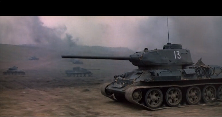 Эпизод знаменитой танковой битвы под Прохоровкой. На переднем плане идущая в атаку советская  "Тридцатьчетверка" На заднем - немецкий "Тигр".                                                                                                                                          Фильм первый "Огненная дуга" 1968 года режиссера Юрия Озерова, посвященный событиям Курской битвы июля 1943 года.                                                                               Кадр из фильма. Свободный источник. Яндекс картинки.