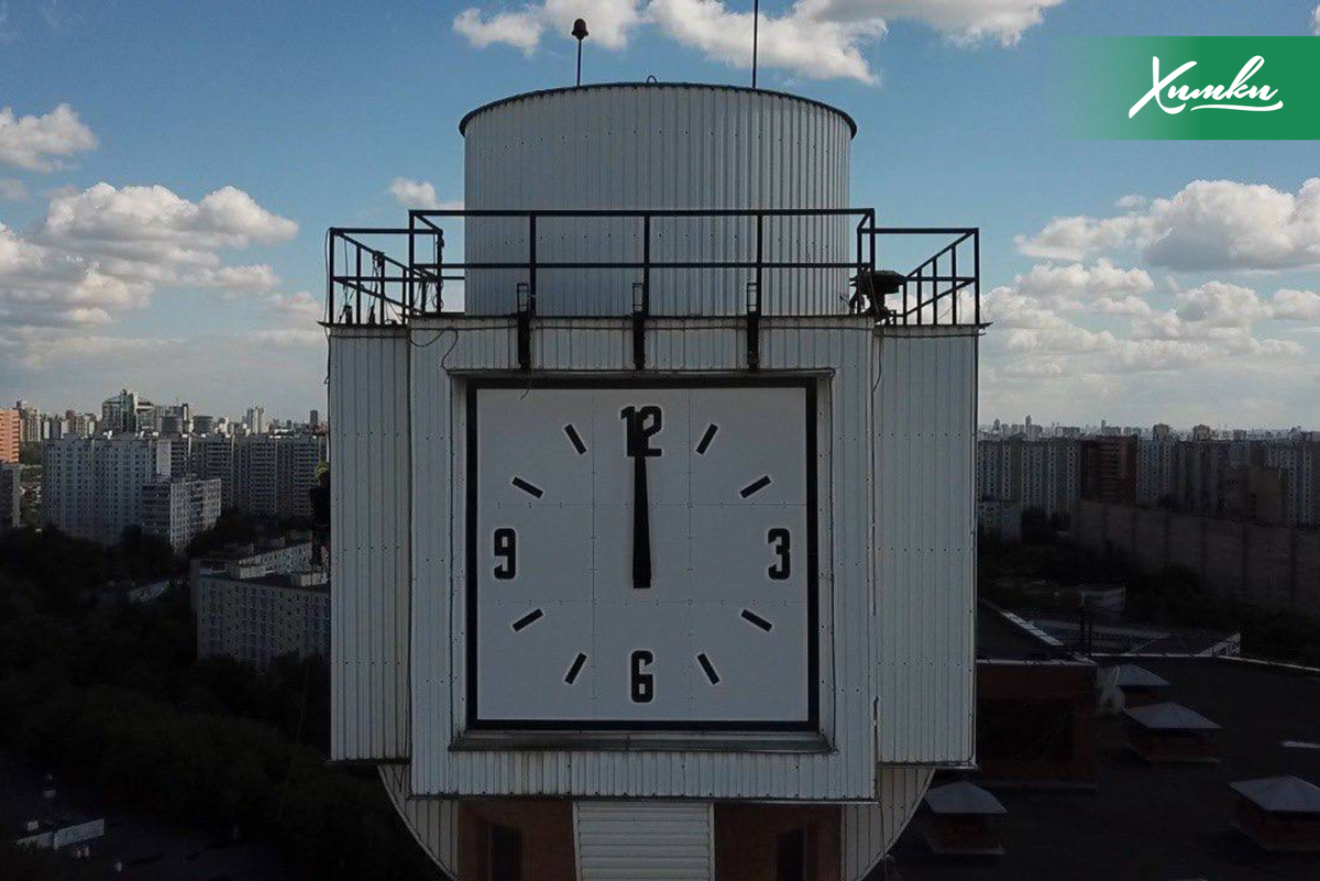 Башня с часами метро митино. Дом с часами Химки. Химки Юбилейный проспект дом с часами. Дом с часами на Юбилейном в Химках. Квадратная башня с часами на крыше.