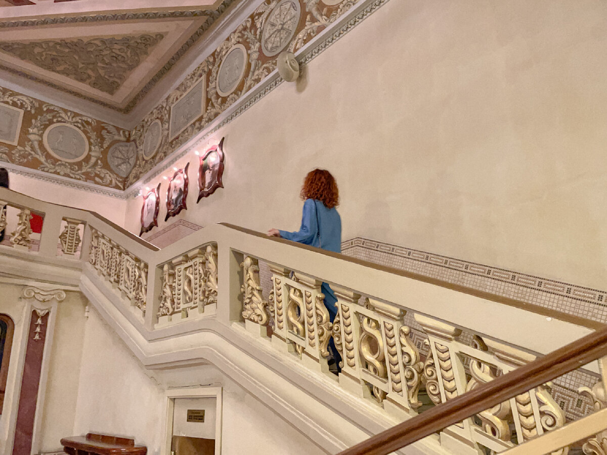 Даже лестница в холле кинотеатра говорит о своем величии