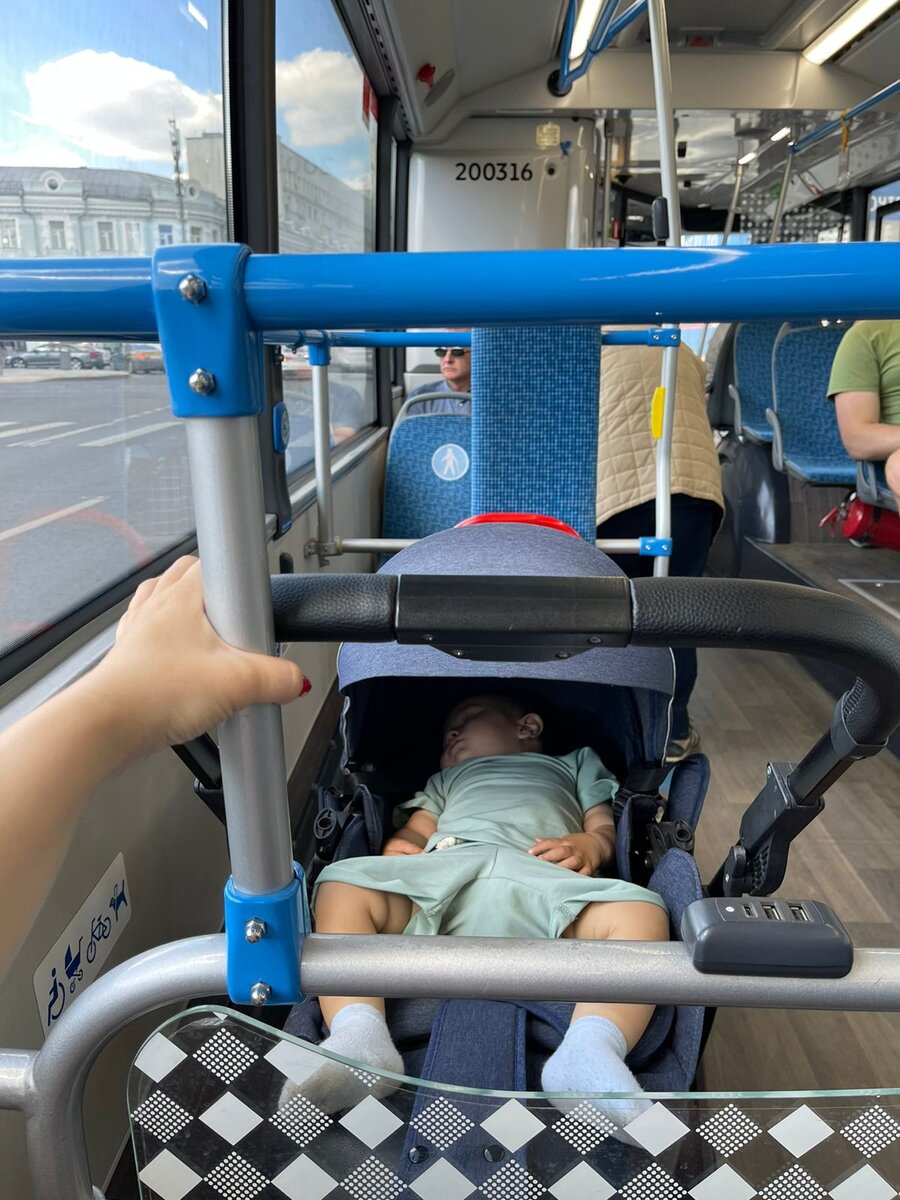 Лева спит в автобусе