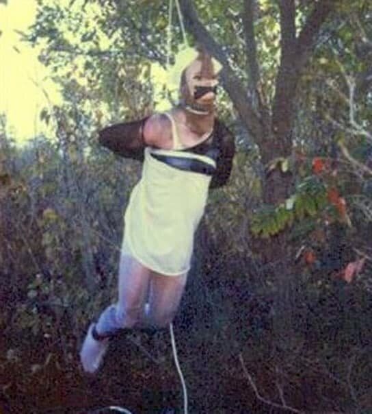 Серийный убийца Деннис Рейдер фотографировал своих жертв связанными в различных нарядах, таким образом воплощая свои извращенные фантазии.