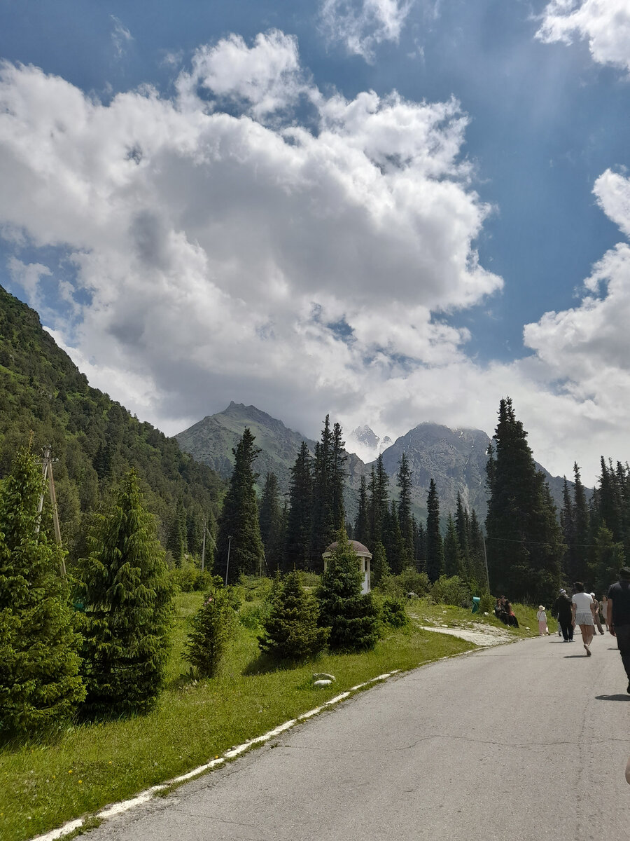 Это очень популярное место, т.к. недалеко от города.