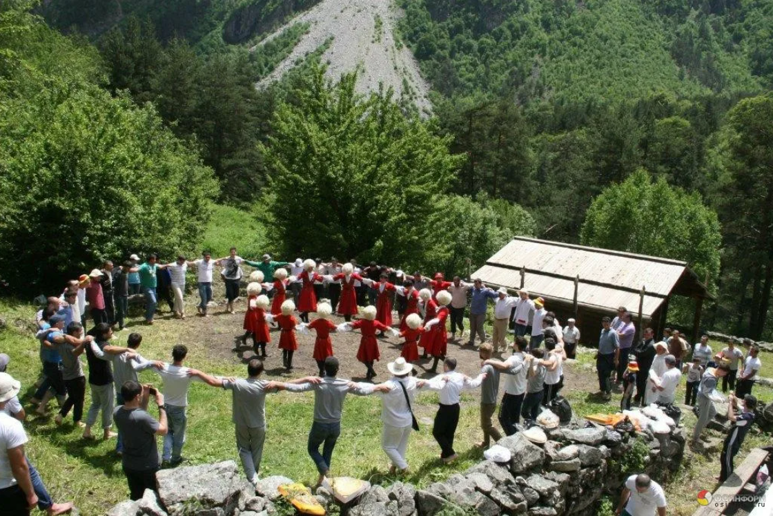 Цей песни. Реком святилище в Северной Осетии. Цейское ущелье святилище реком. Реком праздник в Осетии. Реком святилище праздник.