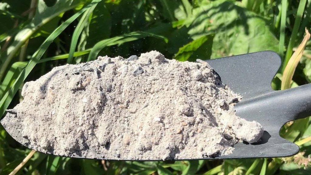 Зола подщелачивает почву