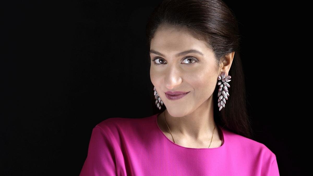 Ясмин Хеммерле в серьгах Hemmerle "Цветы имбиря" из коллекции Infused Jewels