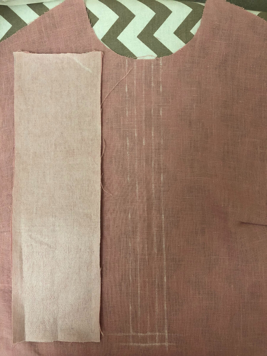 На полочке делаю разметку под планку перевожу по готовому лекалу, разметка должна быть строго по середине, у меня широкая планка 4 см. длина 32 см. в готовом виде. Проклеиваю обе части планки.