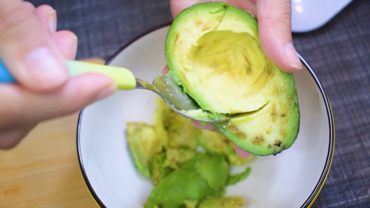 Авокадо своеобразный продукт, если купить недоспелый - вкус будет раскрываться иначе. Поэтому чтоб раскрыть этот плод - выбирайте хороший продукт.