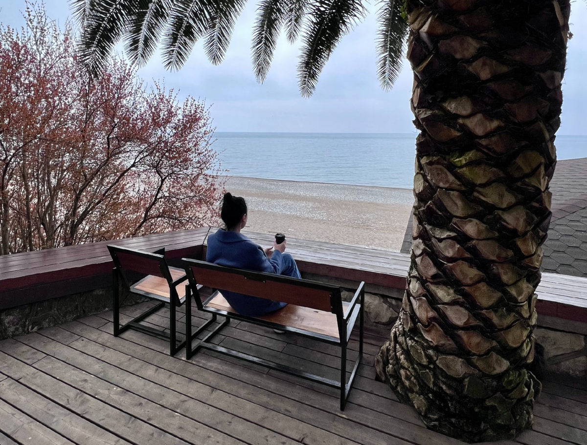 Терраса у кафе Briosh, Абхазия 2022г