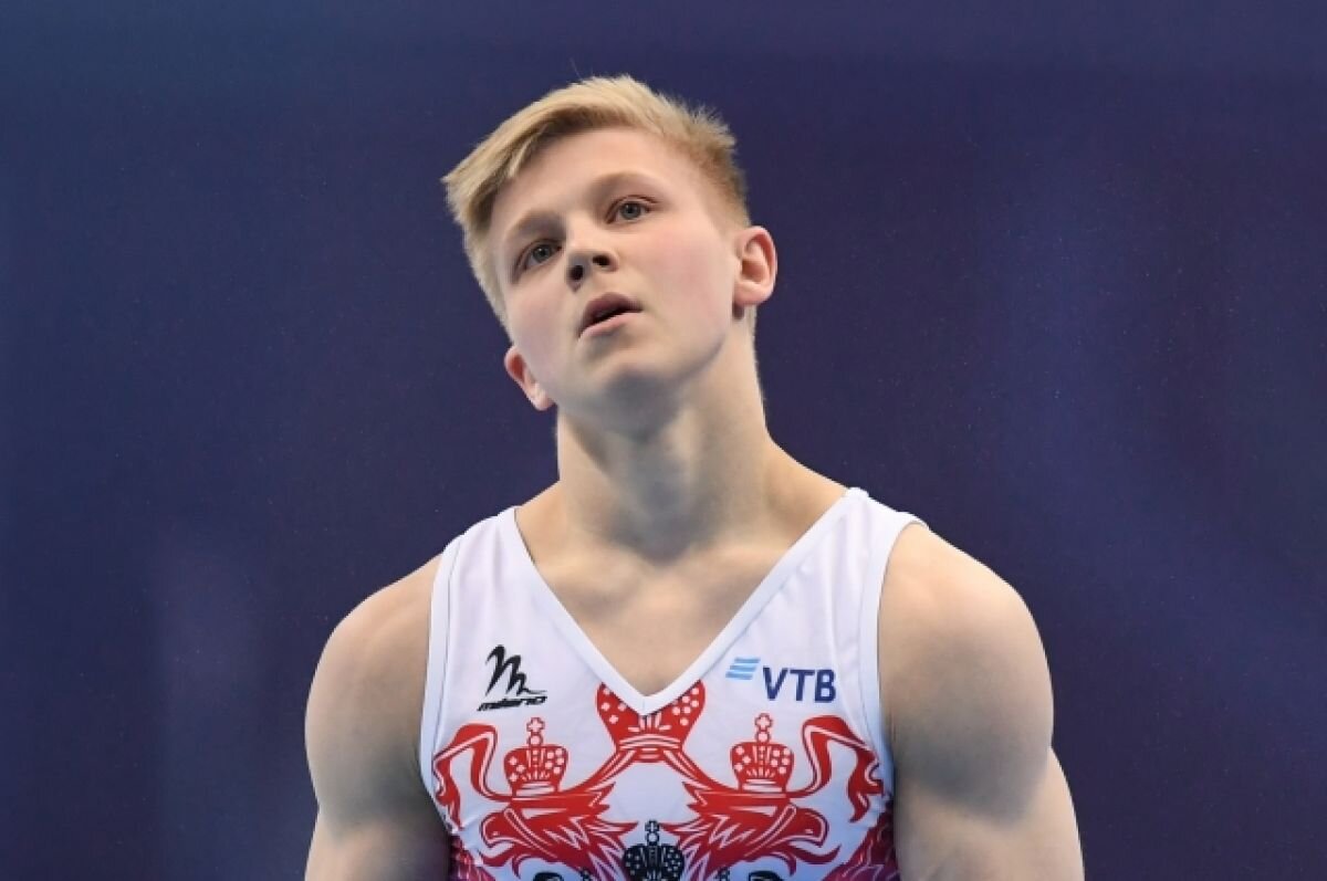    Иван Куляк после выполнения упражнений на брусьях в финале чемпионата России по спортивной гимнастике в отдельных видах среди мужчин в Казани. 17.04.2022