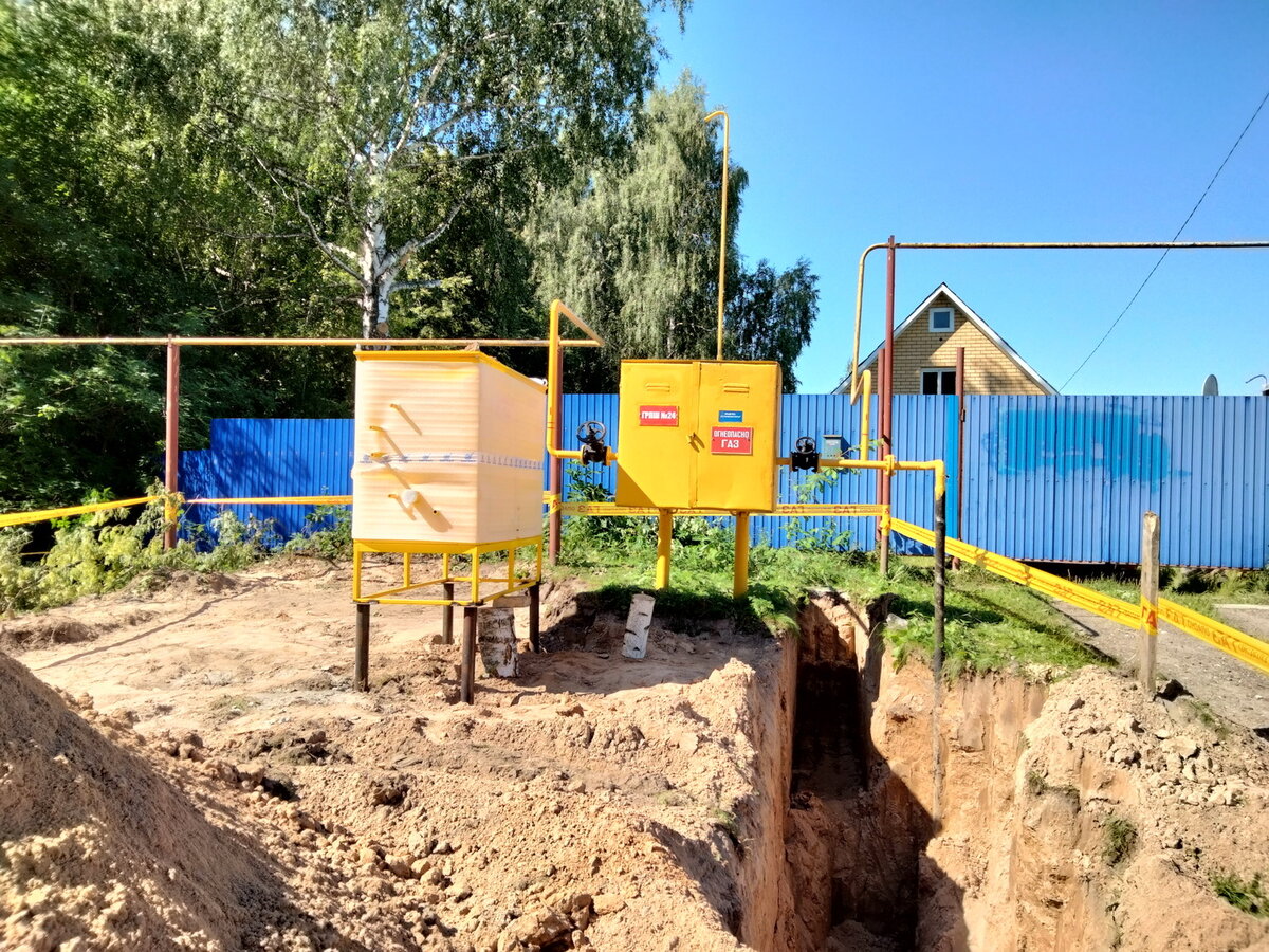 цветы и садовый инвентарь. работа в огороде. садово-огородный инвентарь. газ дачникам. огород в июле.