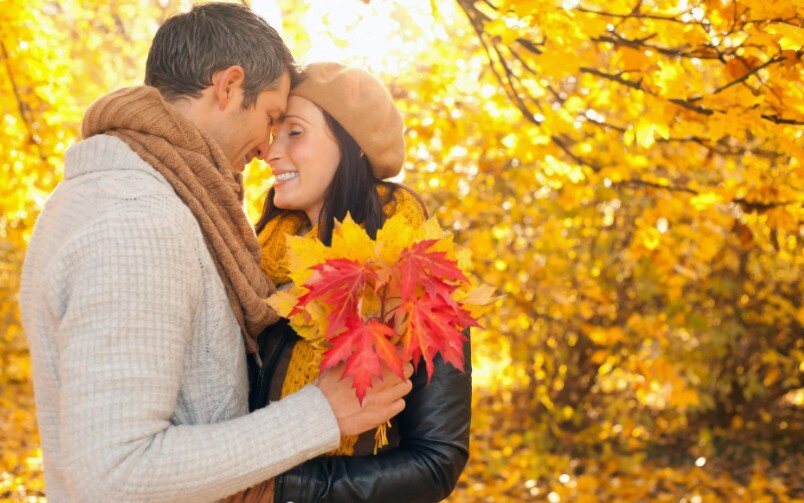 В осеннем парке счастливы вдвоем