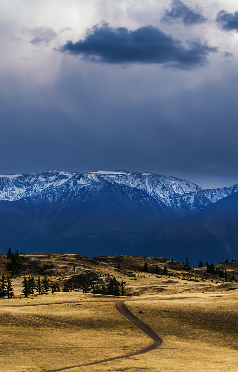 В кадре горы, которые снимал по мере продвижения по Чуйскому тракту в Кош-Агачском районе республики Алтай. Горы - это украшение Алтая, которые всегда интересно снимать в любую погоду.