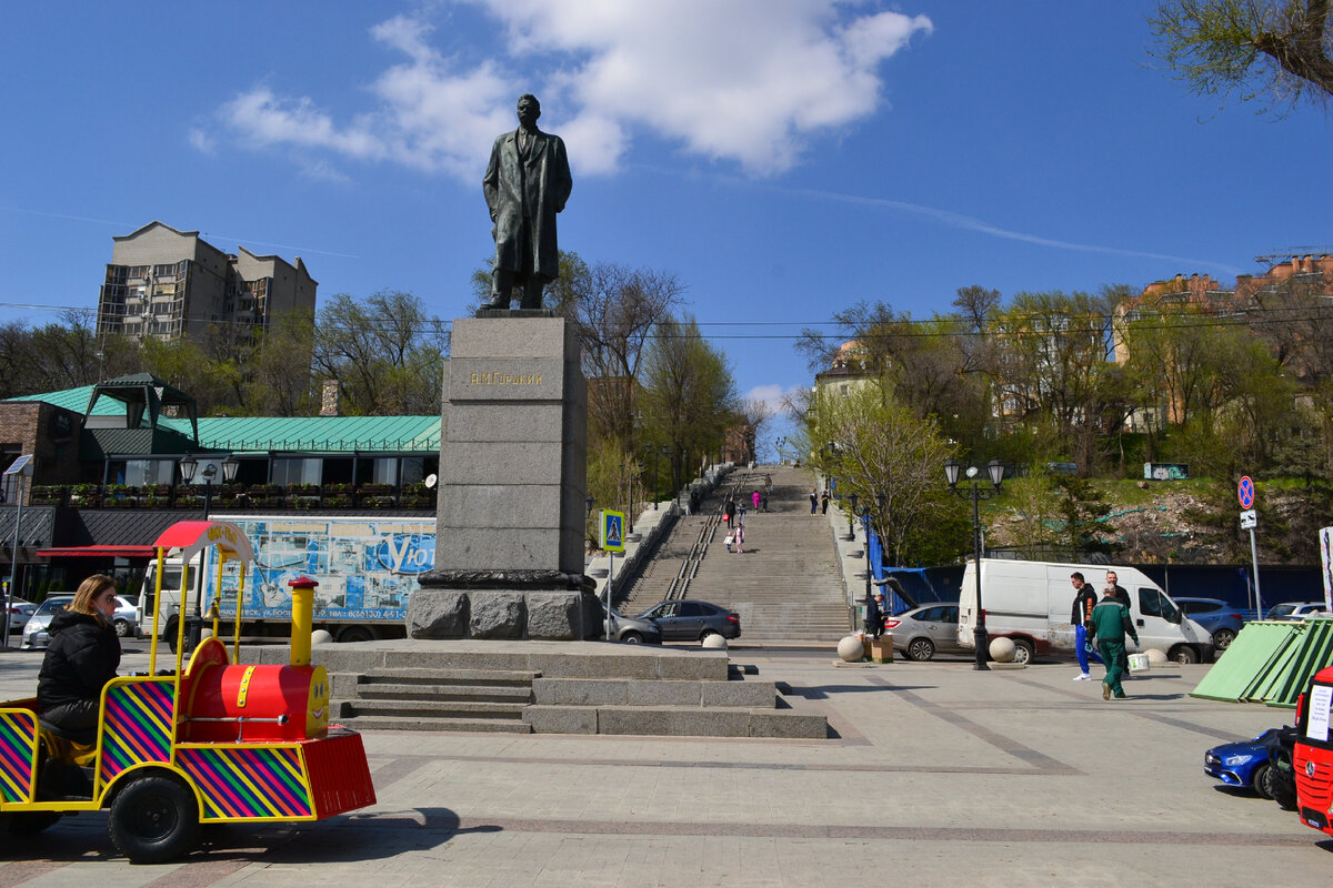 Памятник Горькому и крутой берег Дона в Ростове-на-Дону (фото автора)