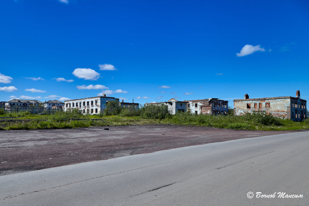 На площадке слева останавливались автобусы, сразу за ней находился "Шестой магазин", вдали жилые дома и детский садик.